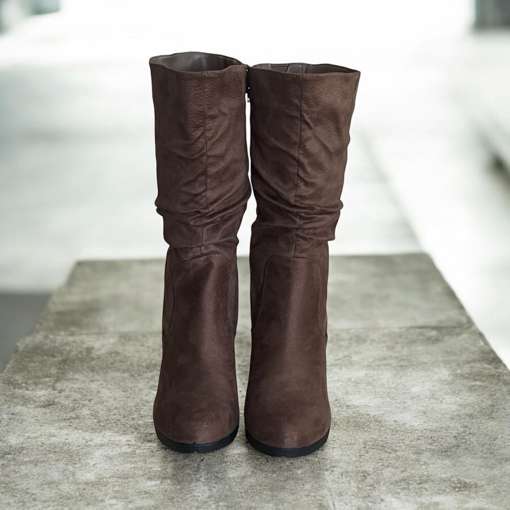 NWOT Women’s Faux Suede Boots! Size 10! NEW! - Picture 5 of 9